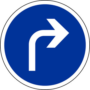 Panneau direction obligatoire à la prochaine intersection: à droite